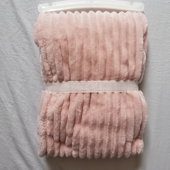 NWT Mon Lapin Rose Velvet Throw - Picture 4 of 4